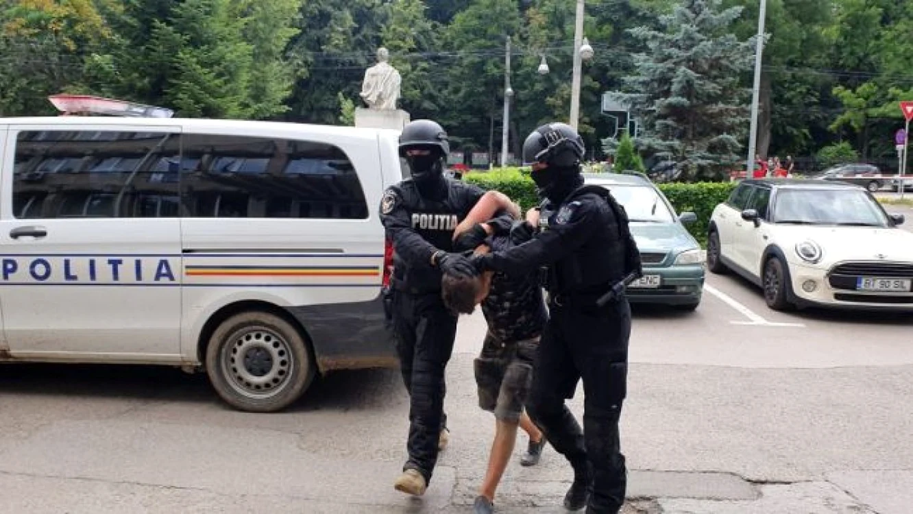 Tinerii au fost reţinuţi de poliţiştii din trupele speciale FOTO botosaneanul.ro