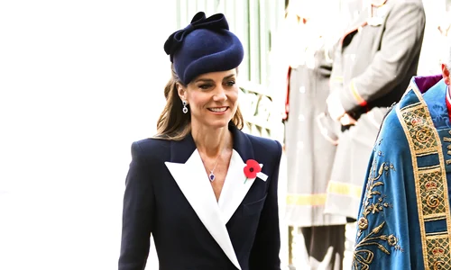 Prințesa Kate în outfit bleumarin Sarah Burton pentru Alexander McQueen la Ziua ANZAC    GettyImages 2273055395 jpg