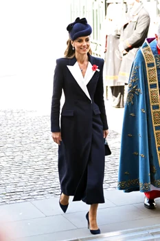 Prințesa Kate în outfit bleumarin Sarah Burton pentru Alexander McQueen la Ziua ANZAC. FOTO: Getty Images