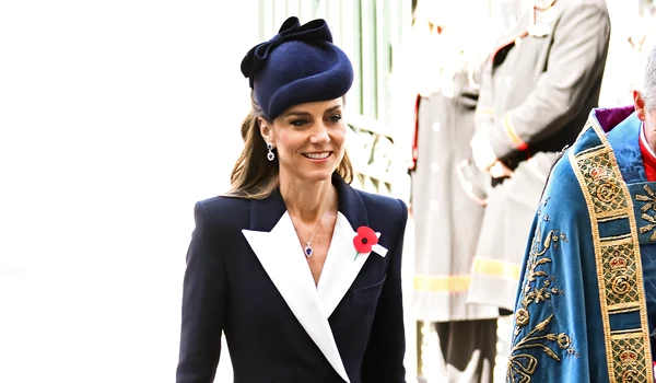 Prințesa Kate în outfit bleumarin Sarah Burton pentru Alexander McQueen la Ziua ANZAC    GettyImages 2273055395 jpg