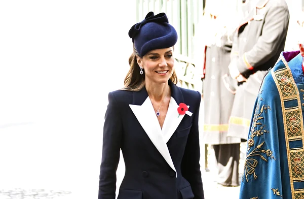 Prințesa Kate în outfit bleumarin Sarah Burton pentru Alexander McQueen la Ziua ANZAC    GettyImages 2273055395 jpg