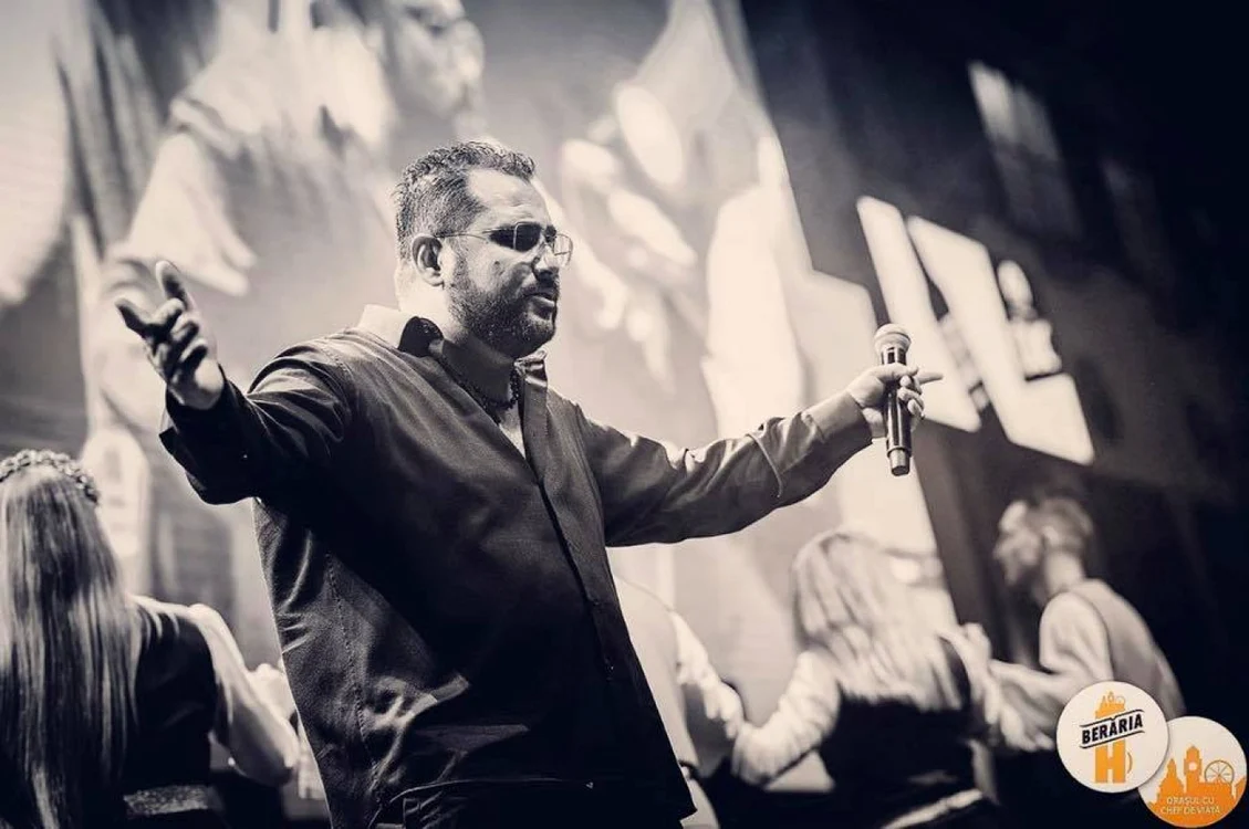 Solistul de muzică grecească Nikolaos Papadopoulos. Arhiva personala