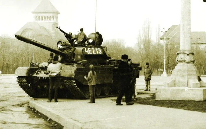 Steagul României cu stema decupată reprezintă unul dintre simbolurile libertății