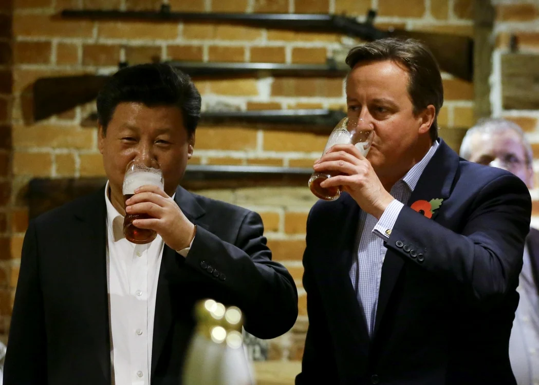 David Cameron şi Xi Jinping au băut o bere în cinstea „relaţiilor de aur“ FOTO AP