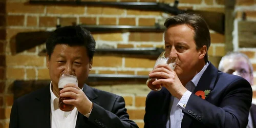 David Cameron şi Xi Jinping au băut o bere în cinstea „relaţiilor de aur“ FOTO AP