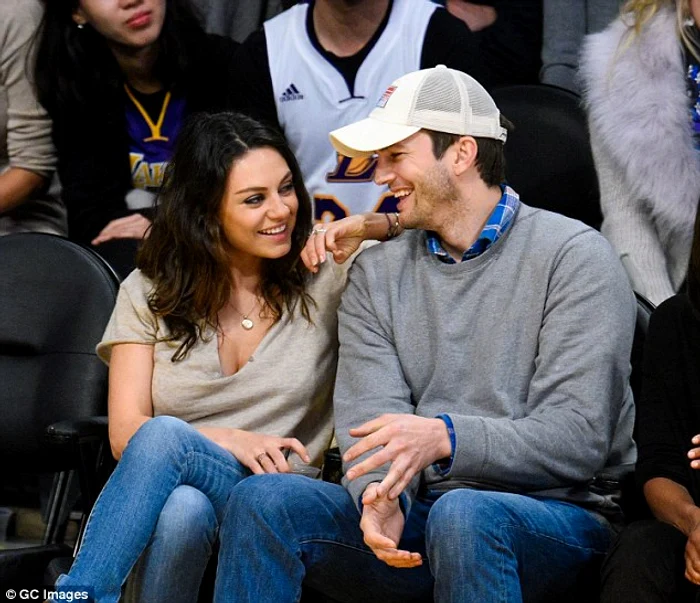 Ashton Kutcher (36 de ani) şi Mila Kunis (31 de ani) formează un cuplu din 2012