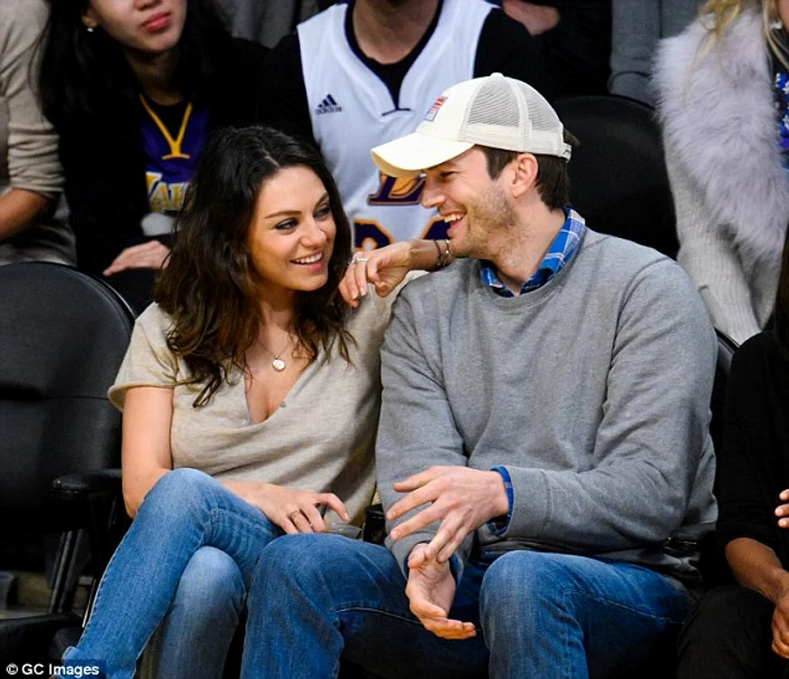 Ashton Kutcher (36 de ani) şi Mila Kunis (31 de ani) formează un cuplu din 2012