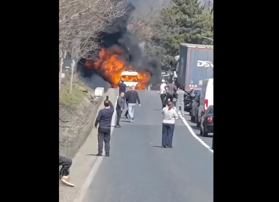 O ambulanță a luat foc pe DN28, în județul Iași: Traficul a fost blocat, iar flăcările nu au făcut victime