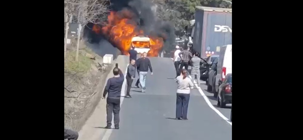 O ambulanță a luat foc pe DN28, în județul Iași: Traficul a fost blocat, iar flăcările nu au făcut victime
