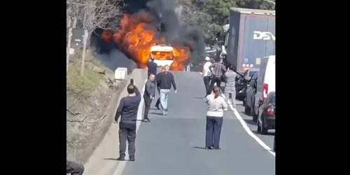 ambulanta in flacari in iasi FOTO captură video Ziarul de Iași