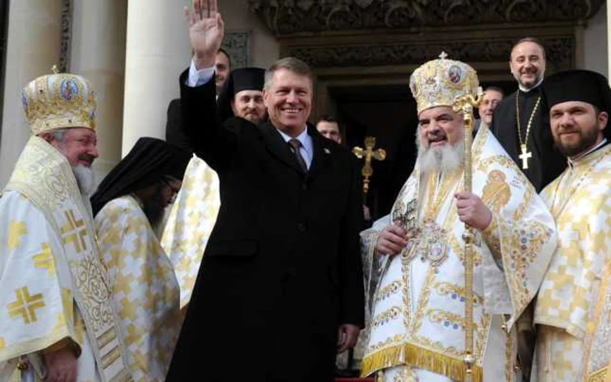 Klaus Iohannis alaturi de Patriarhul Bisericii Ortodoxe Române PF Daniel - preoti FOTO Mediafax 