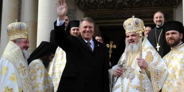 Klaus Iohannis alaturi de Patriarhul Bisericii Ortodoxe Române PF Daniel - preoti FOTO Mediafax 