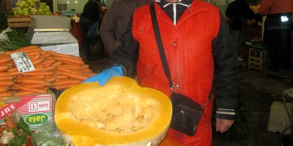 În Piaţa Concordia, bostanii se vând cu un leu kilogramul