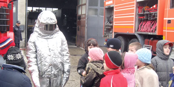 Micuţii au fost cei mai curioşi să vadă tehnica din dotare a pompierilor ISU Arad
