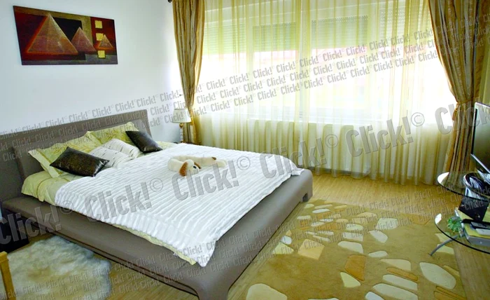 Unul dintre dormitoare este amenajat în culori calde  şi are vedere la piscină