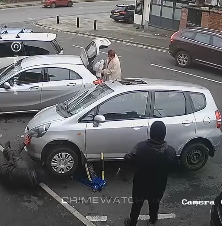 În Anglia, hoţii de catalizatoare auto operează în plină zi, sub privirile trecătorilor Foto Facebook CrimewatchUK