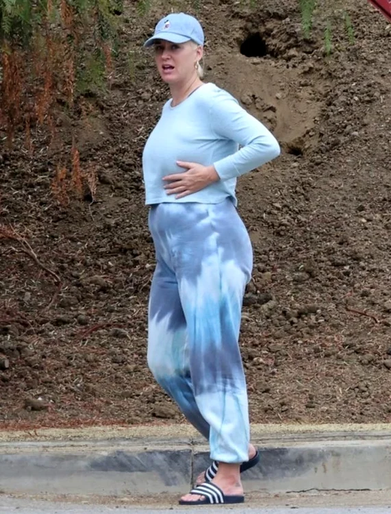 Katy Perry într-un trening albastru, în 2020