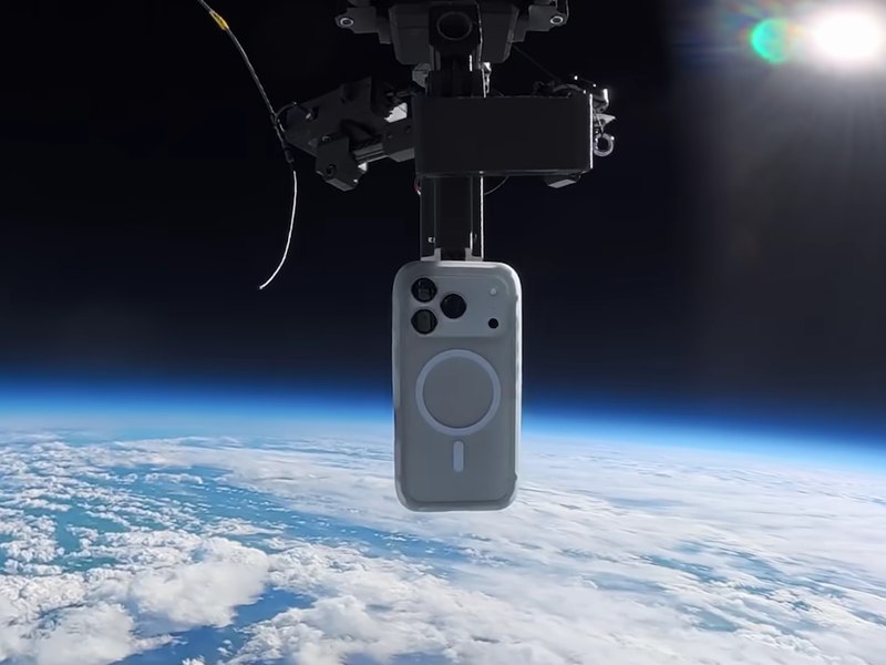 Record mondial: Un telefon a fost aruncat de la peste 30.000 de metri înălțime și a scăpat intact