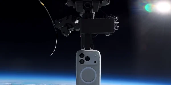 telefon aruncat din stratosfera png