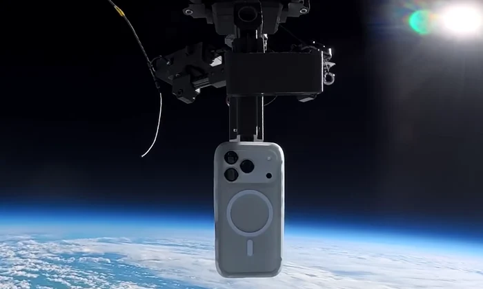 telefon aruncat din stratosfera png