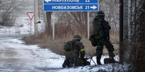 militari in apropiere de Mariupol