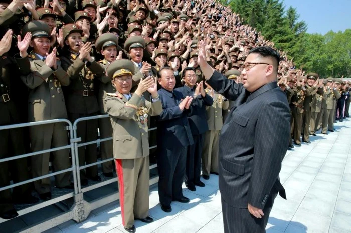 Kim Jong-un aplauda testarea unei rachete FOTO AFP