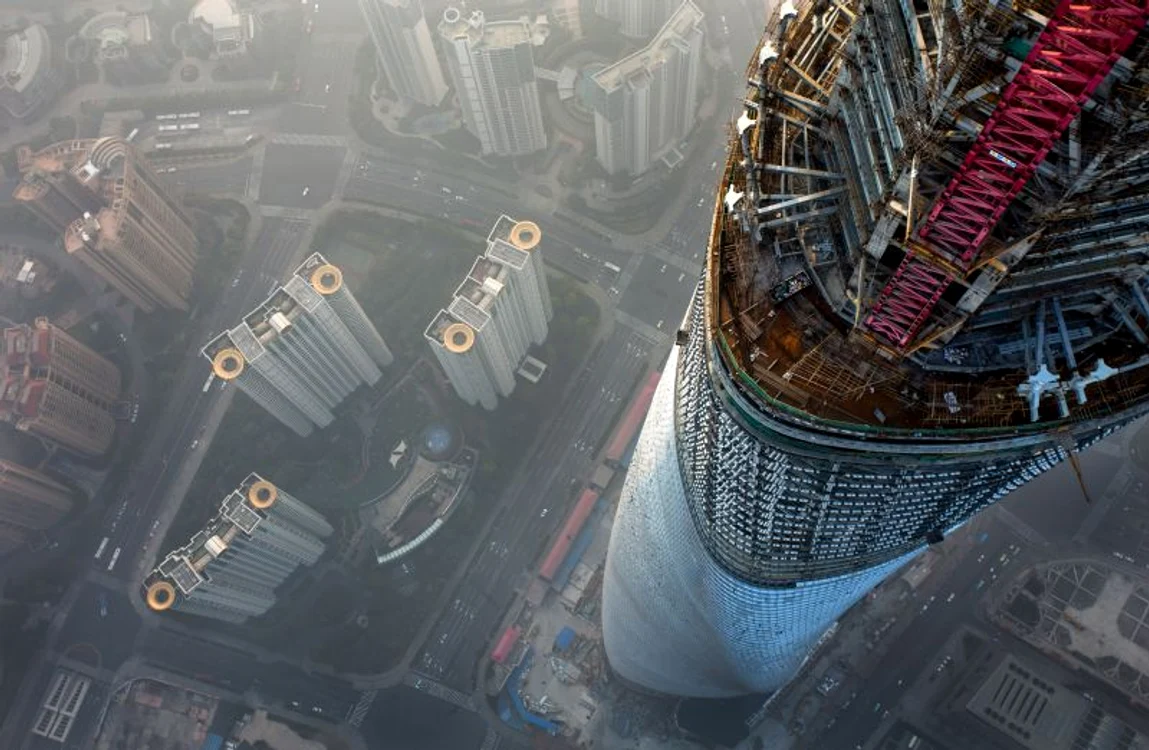 Raskalov şi Makhorov au escaladat Shanghai Tower în timpul nopţii, pentru a nu observaţi de gardieni (Foto: Caters)