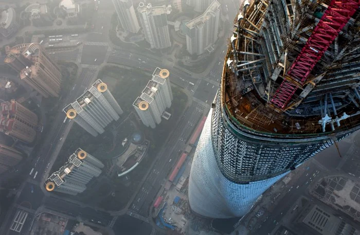 Raskalov şi Makhorov au escaladat Shanghai Tower în timpul nopţii, pentru a nu observaţi de gardieni (Foto: Caters)