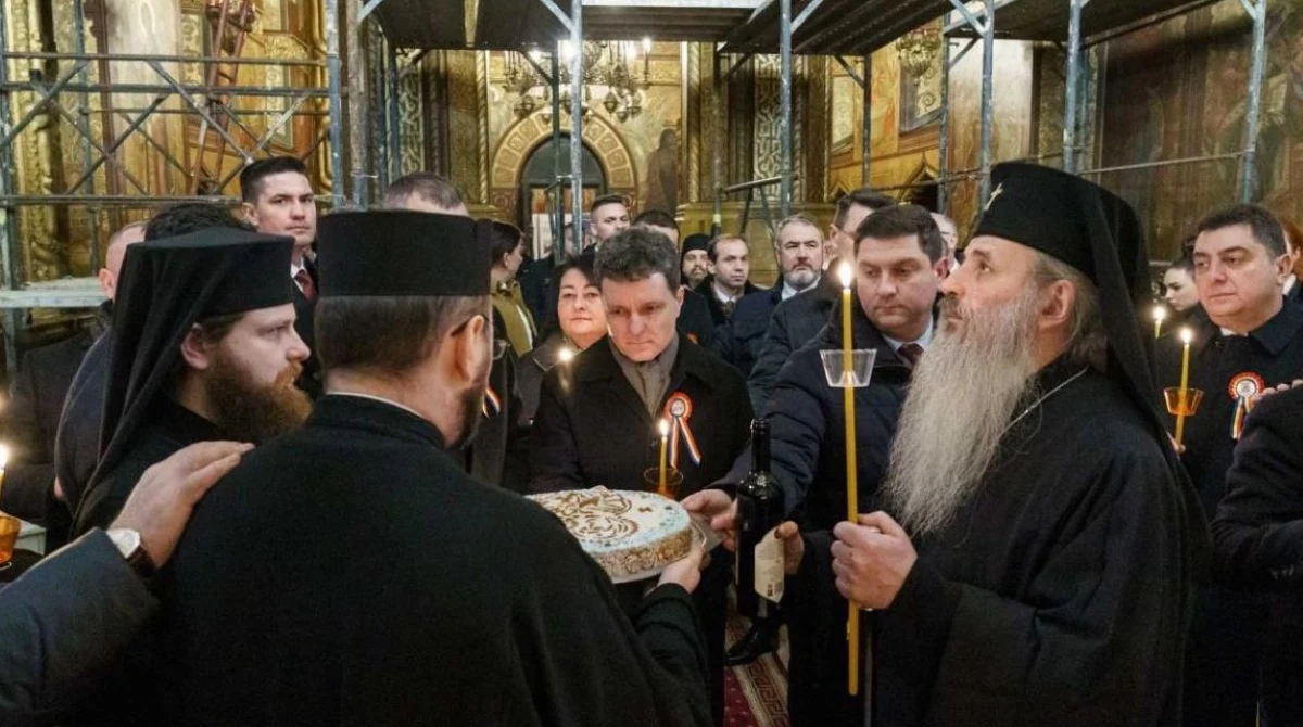 Imagini inedite cu Nicușor Dan la parastasul lui Alexandru Ioan Cuza, în biserica „Sfinții Trei Ierarhi”, unde este înmormântat domnitorul
