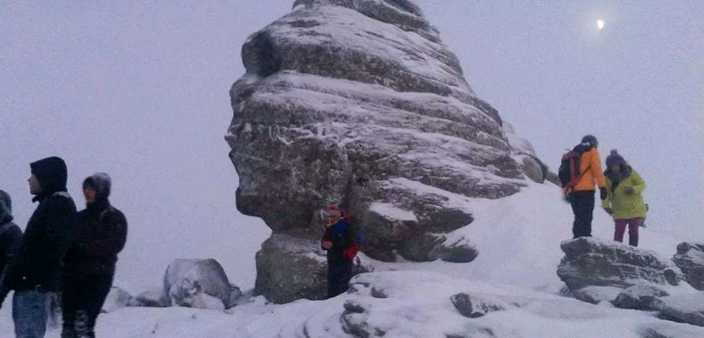 Turiştii au fost prinşi de întuneric pe Platoul Bucegi