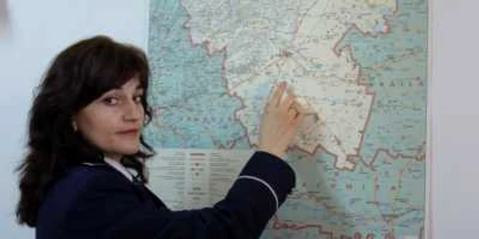 Poliţista arată zonele unde stau prostituatele