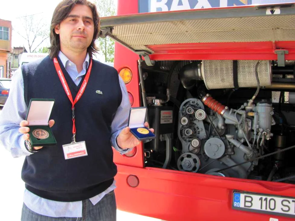 Inventatorul Corneliu Birtok-Băneasă prezintă invenţia medaliată cu aur la Geneva