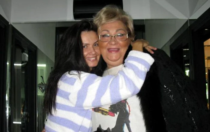 
    Vila din Afumaţi are piscină, două terase, două sufragerii, patru dormitoare şi trei băifoto: Click!  