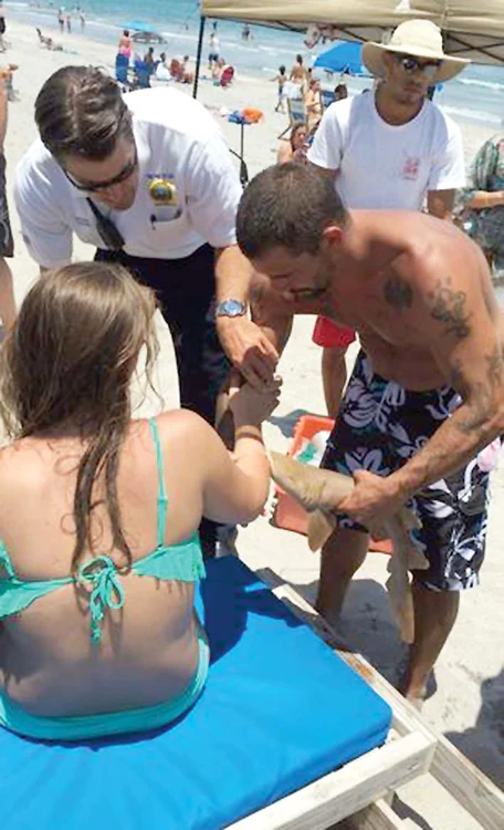 
    Nimeni nu a putut  smulge rechinul  din braţul victimei   