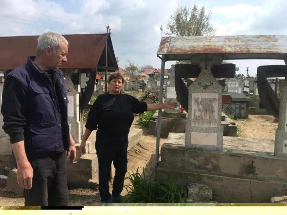 Oamenii din Dăbuleni nu înţeleg cum cimitirul a fost împărţit în două