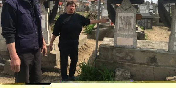 Oamenii din Dăbuleni nu înţeleg cum cimitirul a fost împărţit în două 