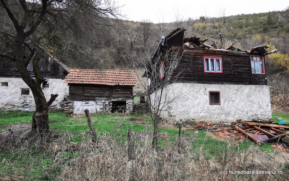 Satul din munți plin de case tradiționale, vechi de un secol. Cele mai frumoase vor fi restaurate VIDEO