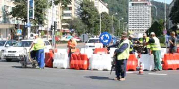 Neamţ: Şoferii, debusolaţi în intersecţiile cu sens giratoriu