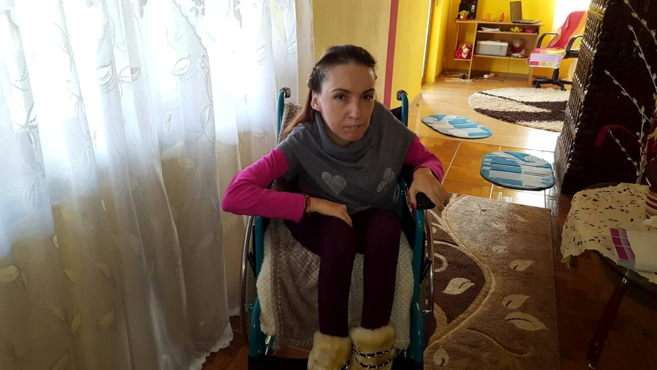 Alexandra, fata din scaunul cu rotile ce scrie poezi FOTO arhivă personală