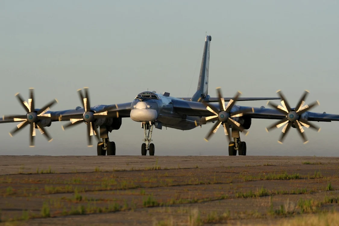 Bombardierul Tupolev Tu-95 care ar fi fost interceptat pe coasta americană