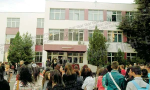 Şcoala nr  172 «Sfântul Andrei»  Părinţii susţin că profesorii  au avut pretenţii mari pentru  fondul şcolii: imprimante,  laptopuri şi televizoare (Fotografii: Marian Iliescu ) jpeg