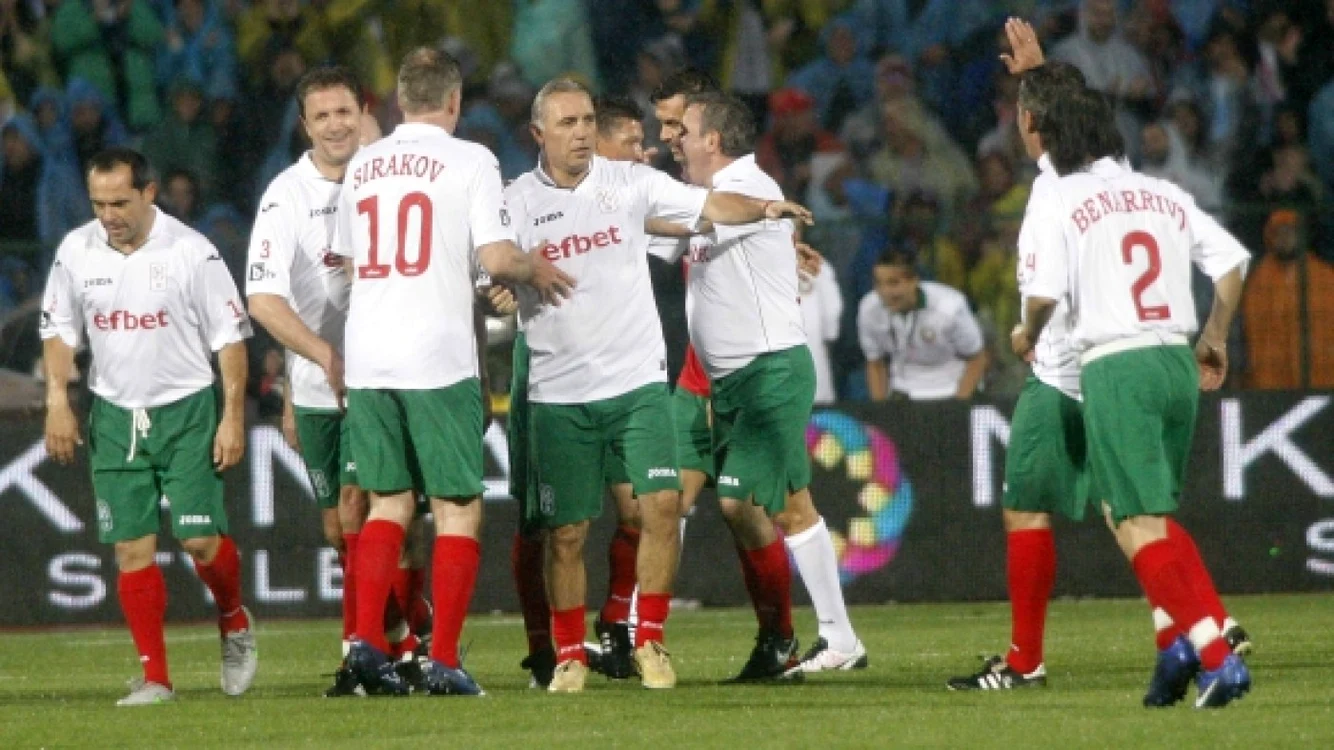 Popescu şi Hagi îl încadrează poe Stoicikov FOTO Sportal.bg