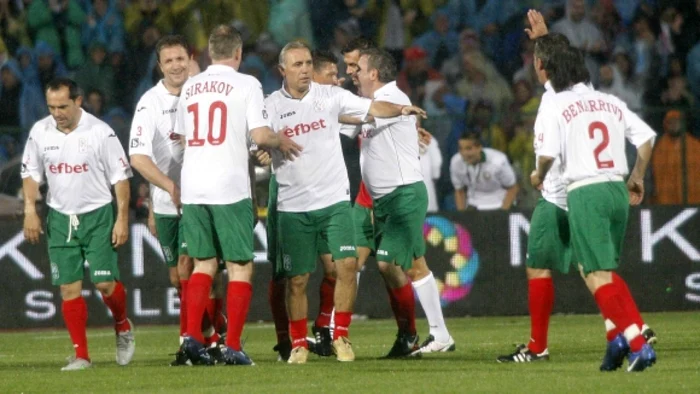 Popescu şi Hagi îl încadrează poe Stoicikov FOTO Sportal.bg