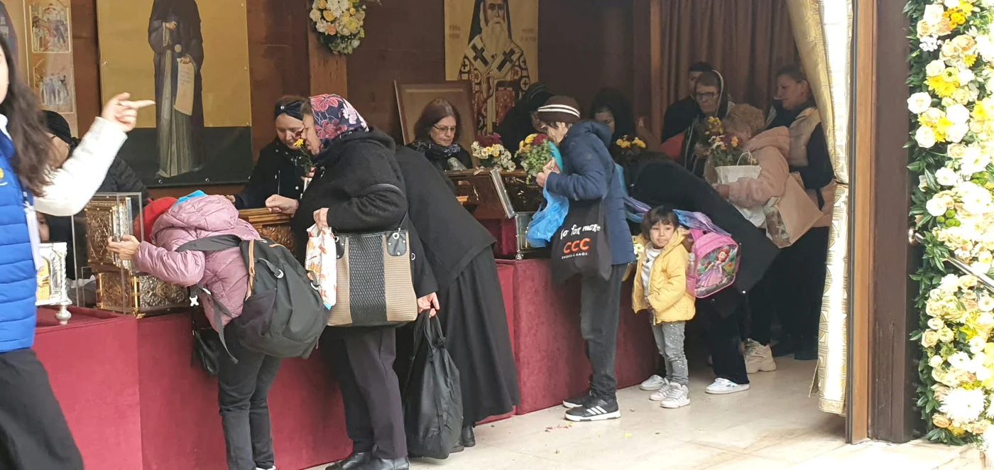 Credincioși la moaște în Dealul Patriarhiei