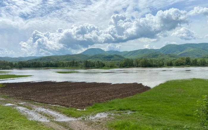 Inundaţii în nordul judeţului Hunedoara, pe râul Crişul Alb. Foto: Prefectura Hunedoara.