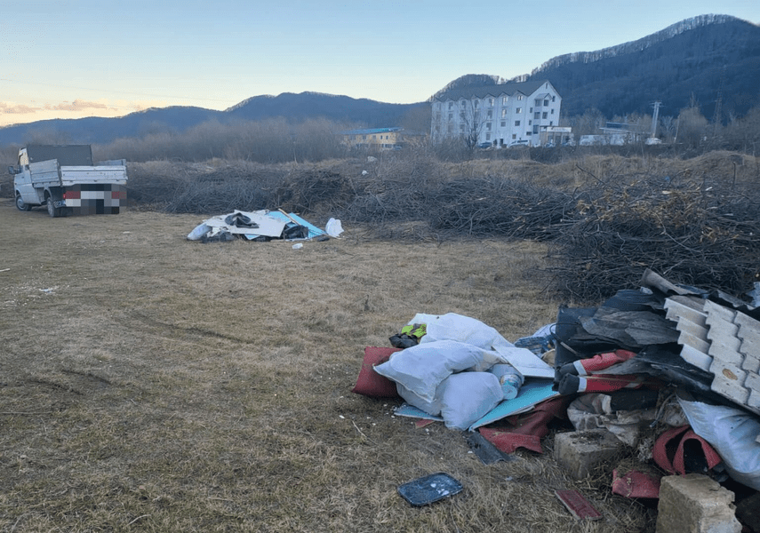 Amendă uriaşă şi maşina confiscată pentru gunoaie aruncate pe malul Bistriţei. Preţ imens pentru lipsă de civism