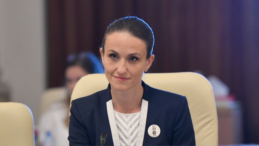Românii din Cernăuți cer sprijin pentru salvarea școlilor cu predare în limba română. Răspunsul Oanei Țoiu