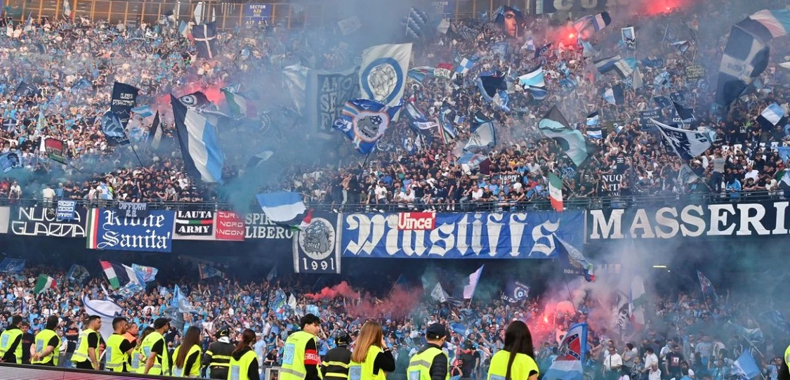 Fanii au luat cu asalt stadionul din Napoli. Foto Facebook 