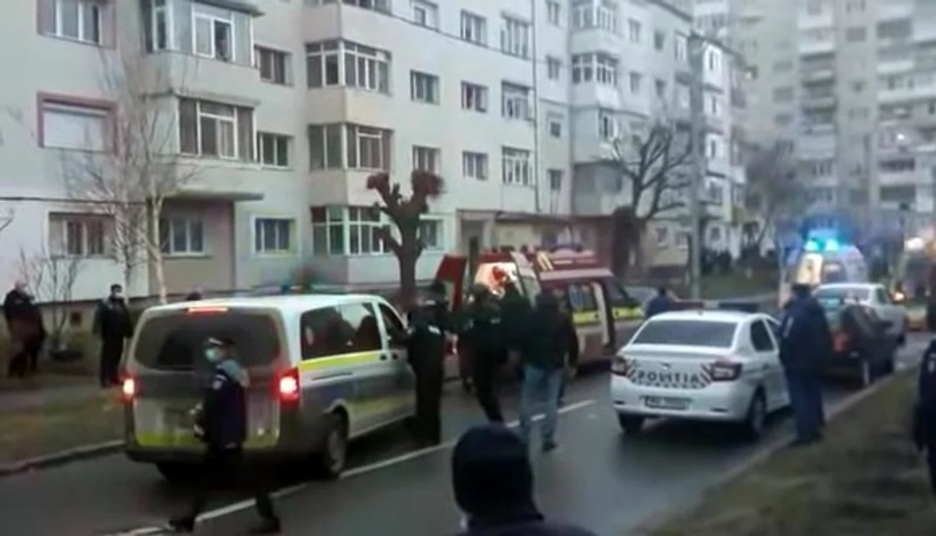 
    Discuțiile purtate de polițiști cu Gheorghe Moroșan au avut loc în fața blocului  
