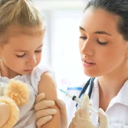 Vaccin - copil vaccinat FOTO Shutterstock 